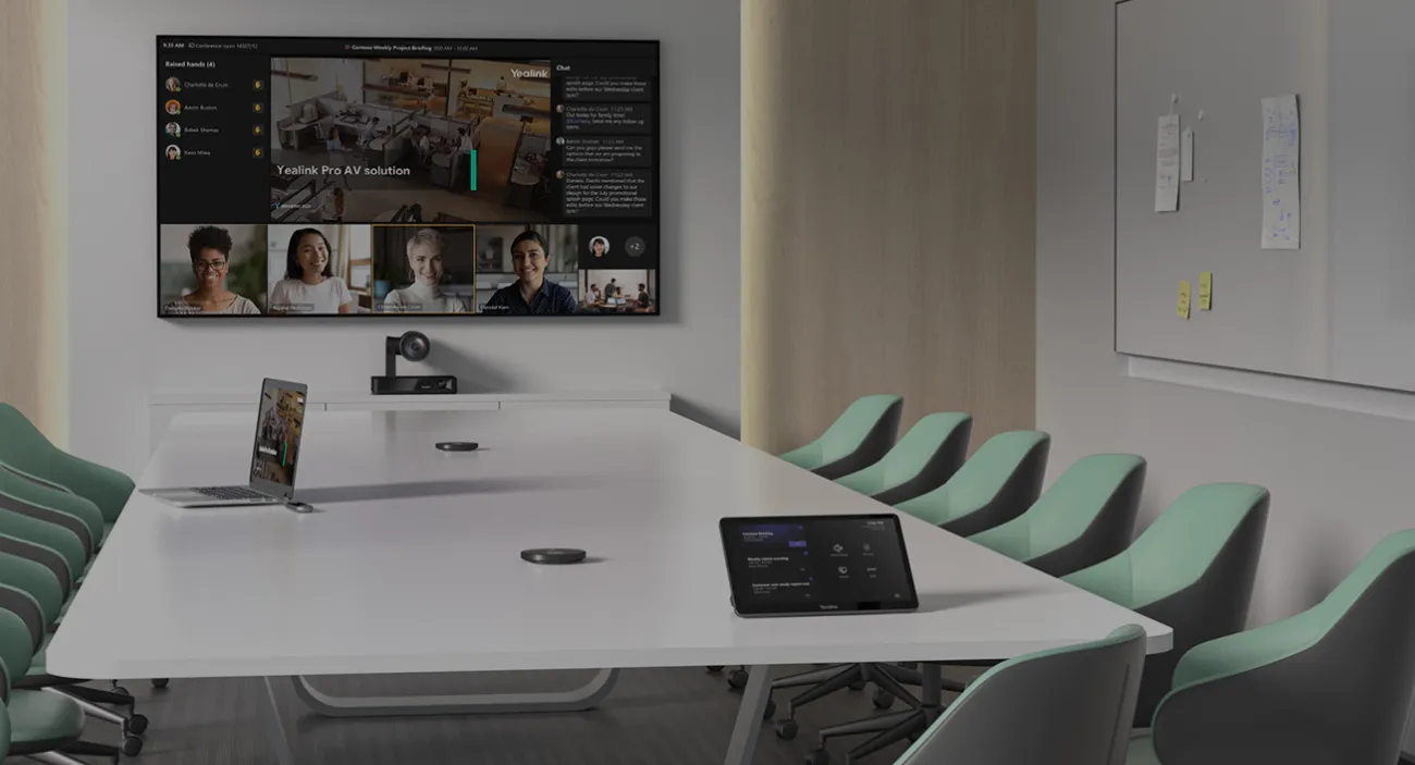 Sala de reuniones con pantalla de videoconferencia